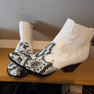 White leather & snakeskin Ankle Boots. Good condition. Women's size 11